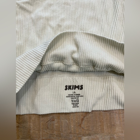 Skims high neck ribbed stretch bralette crop top - Picture 4 of 9